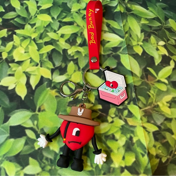 Bad Bunny ( VERANO SIN TI) Heart Keychain - Picture 4 of 5